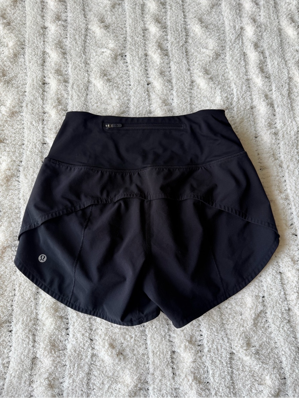 Lululemon high rise black speed up shorts size 2 4”